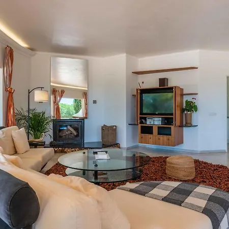 Villa With Private Pool And Garden In